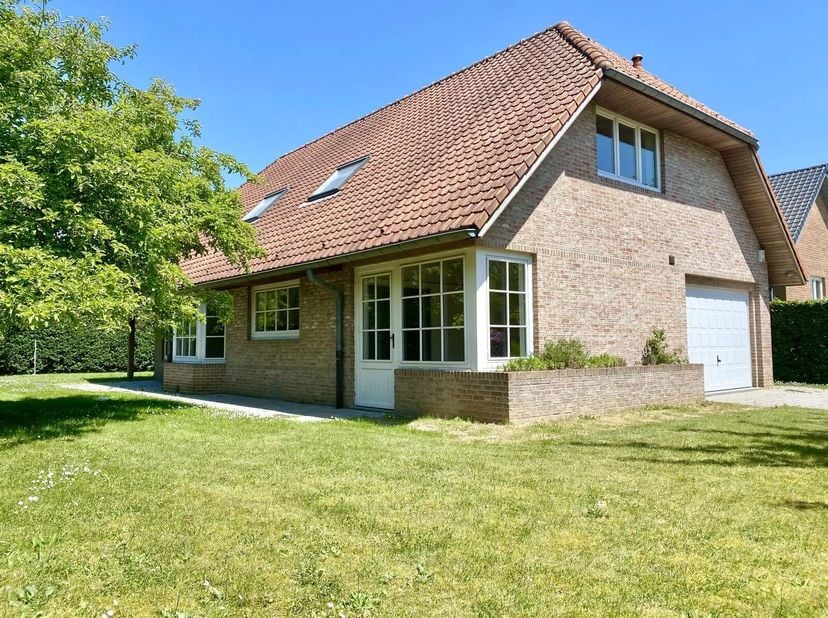 Nabij het centrum van Waterloo, openbaar vervoer, winkels en scholen, prachtige villa van ± 240m² in een rustige en groene omgeving met grote tuin en