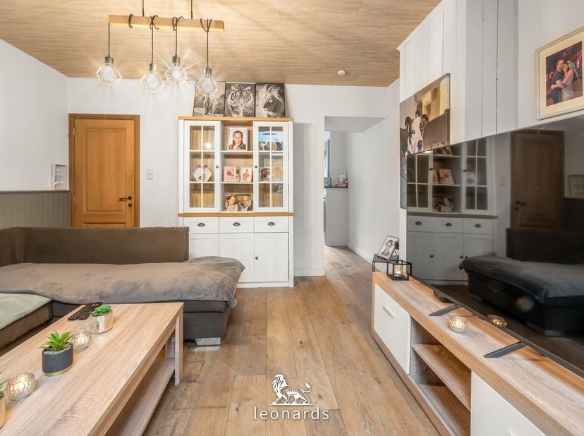 In de Spijkerlaan 90 in Beveren-Leie bevindt zich deze zeer charmante woning die meteen weet te verleiden door haar warme uitstraling en praktische in