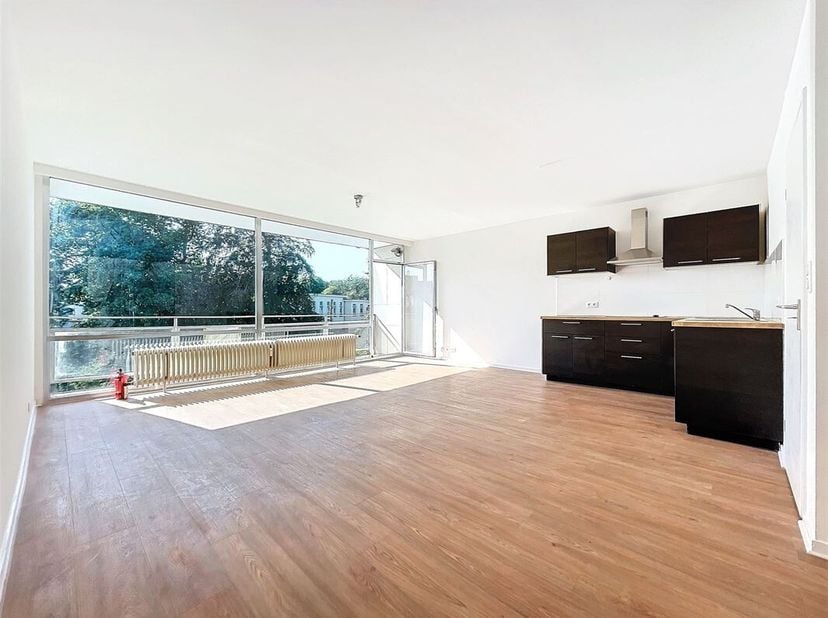 Quartier Hôpital Brugmann - Studio +/-50m² rénové avec terrasse. Il est composé comme suit: un hall d'entrée, un séjour +/-32m², un coin à dormir/bure