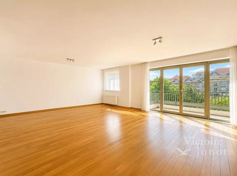 Gepresenteerd door Yanis Morsa : 0487 71 46 10 / yanis.morsa@victoire.be<br />
Victoire Junot biedt dit prachtige appartement met 3 slaapkamers van ±1