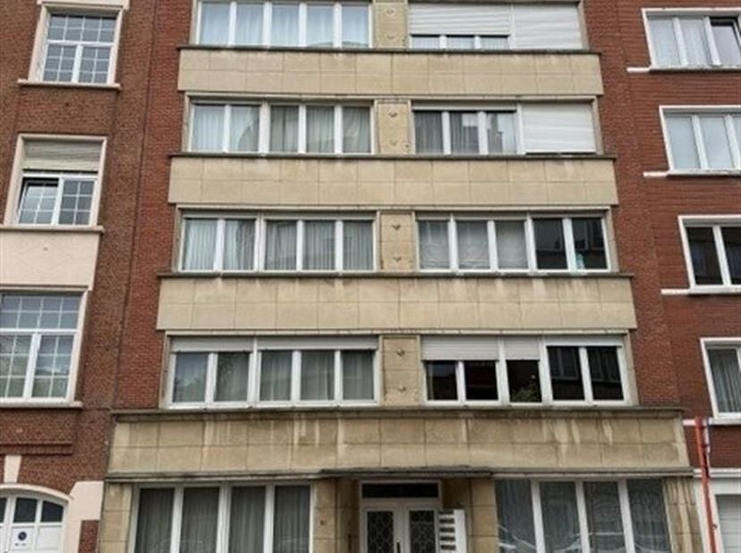 Dans le charmant Square des Latins à proximité des transports en commun et des commerces bel appartement situé au 5 et dernier étage dun petit immeubl