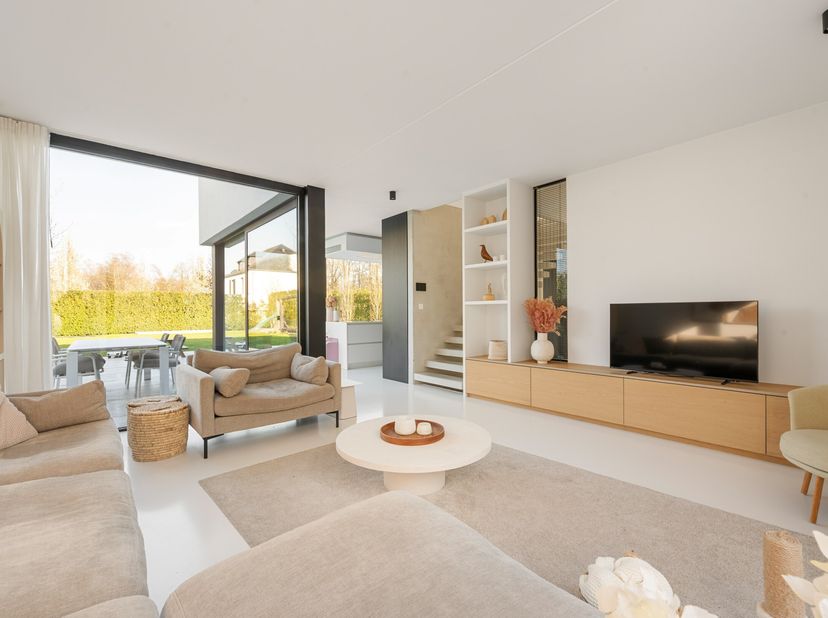 In een doodlopende straat, midden in het groene en kindvriendelijke Oud-Turnhout, bevindt zich deze bijzonder energiezuinige moderne villa op een mooi