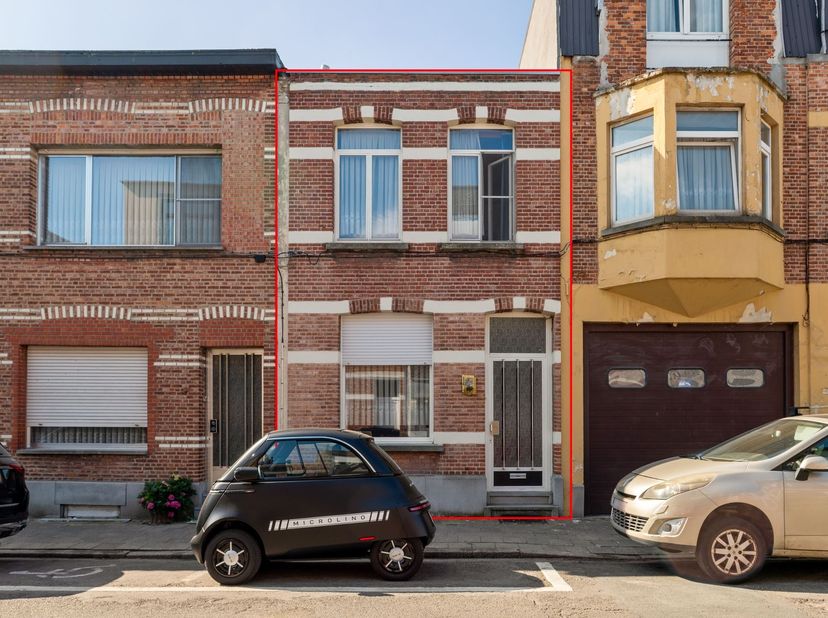 Te renoveren woning met 2 slaapkamers en zonnige tuin!<br />
<br />
Deze te renoveren eengezinswoning is gelegen in de Van Amstelstraat in Deurne, o