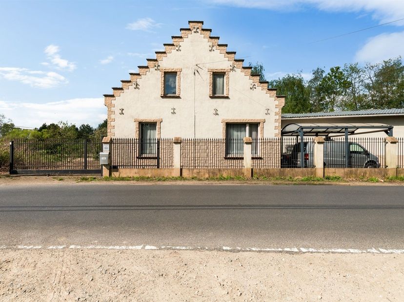 Unieke vrijstaande woning met ruime garage/werkplaats van ca. 220 m².<br />
<br />
Omschrijving:<br />
Bij het betreden van de woning komen we in d