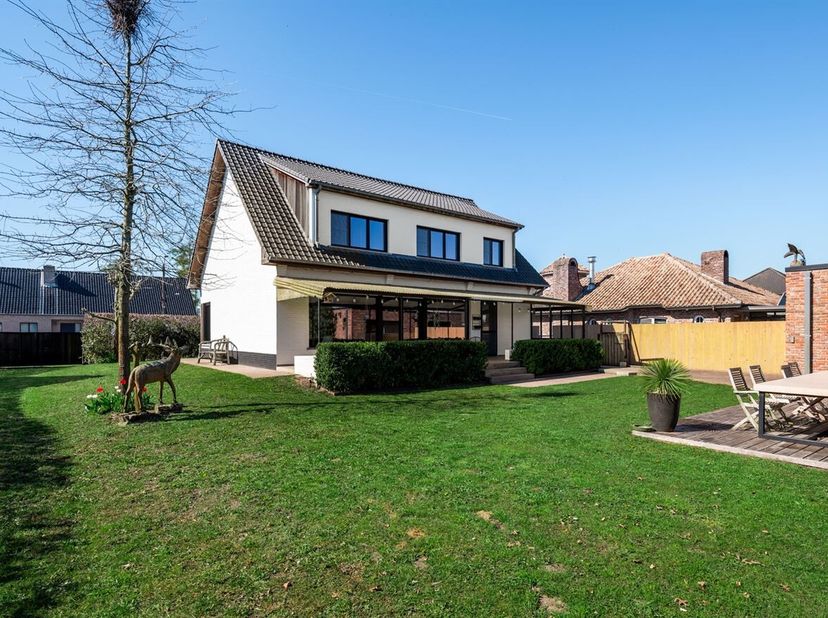 Ruime instapklare woning op 9a 69ca<br />
Deze woning werd volledig gerenoveerd in 2015 en afgewerkt met kwaliteitsvolle materialen. <br />
Ligging: R