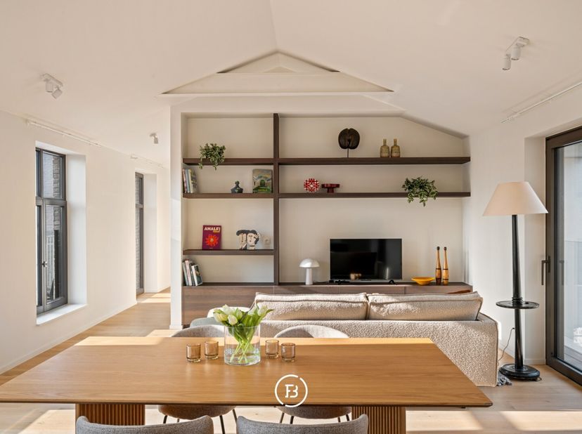 Situé dans la prestigieuse Weylerkazerne, ce superbe appartement bénéficie dun emplacement unique. Cette résidence exceptionnelle est la réhabilitatio