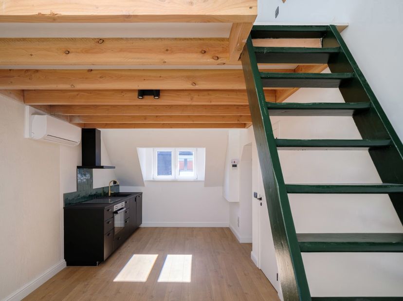 Deze volledig gerenoveerde studio bevindt zich in de Lucas de Heerestraat, een centrale en gegeerde ligging in Gent. Dankzij de vlotte bereikbaarheid