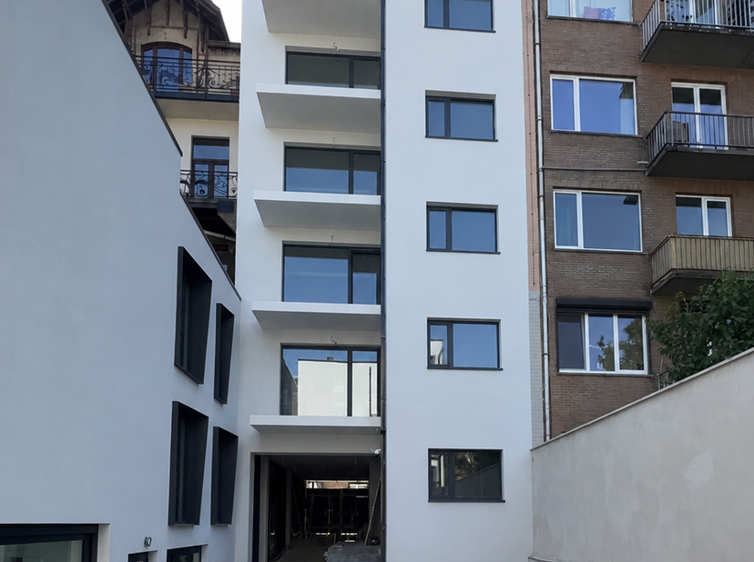COURONNE/ Proche de l'hôpital d'Ixelles et de l'ULB, à deux pas des transports et des commerces et dans une petite copropriété de 7 unités, magnifique