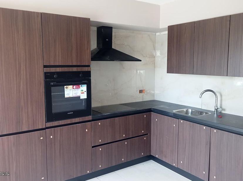 Groot ruim appartement 2 slaapkamers, veel licht inval, in Stationstraat 141 Lanaken,<br />
nieuwe keuken, volledig nieuw geverfd, nieuwe badkamer, mo