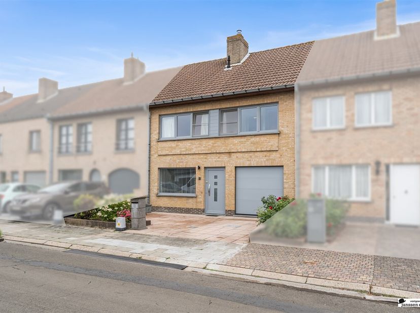 In de Zijdeling in Bredene, gelegen in een rustige straat en toch vlak bij de zee en winkels, bevindt zich deze verzorgde en energiezuinige woning. Ee