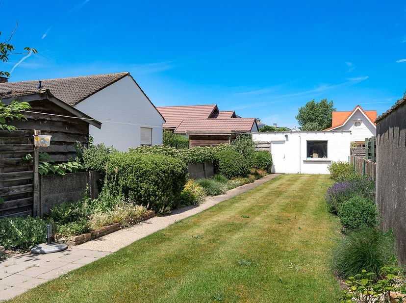 Cette maison de trois chambres à rénover est située près du centre de Knokke. Grâce à son excellent emplacement, vous pouvez profiter d'une connexion