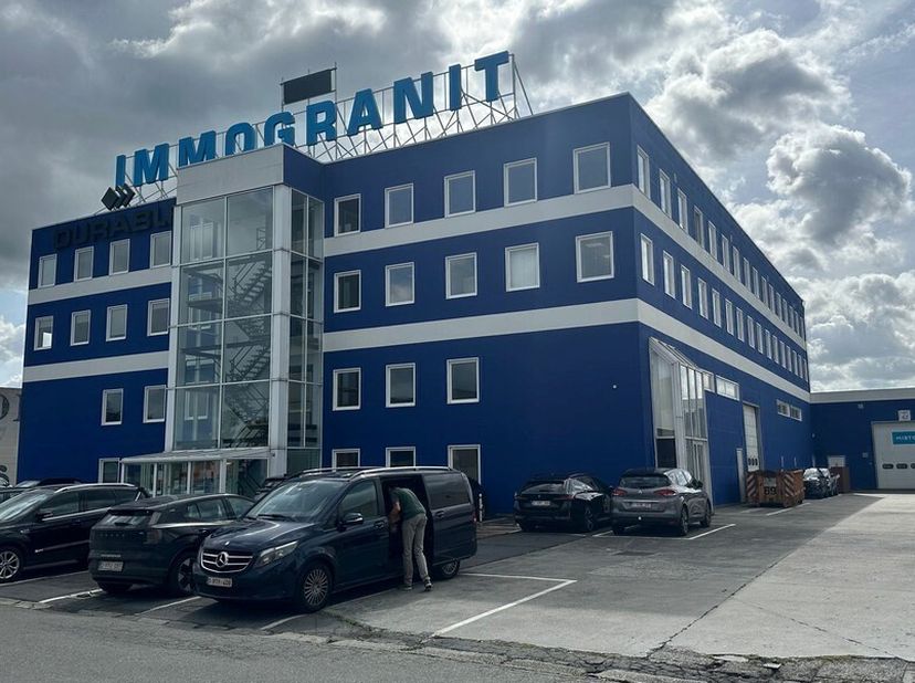 180m² instapklare kantoren op 1ste verdieping in Immogranit Building in Drongen<br />
Ligging: vlakbij afrit E40 en R4; visibiliteit van op de autosne