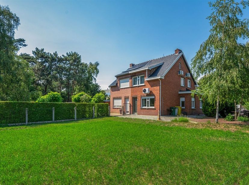 Charmante halfopen bebouwing met 2 à 3 slaapkamers in Meerhout<br />
Locatie:<br />
Deze halfopen bebouwing is gunstig gelegen aan de Steenweg op Meer