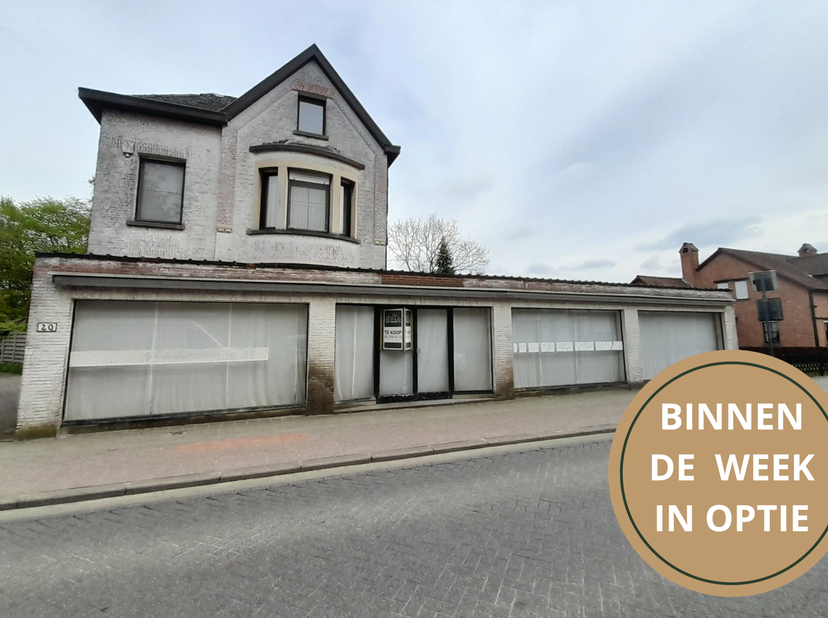 Dit handelspand is een gekend dorpszicht en dateert uit 1930. Het pand is gelegen op amper 500 m van Station-Nijlen. De opritten E313 (Grobbendonk/Mas