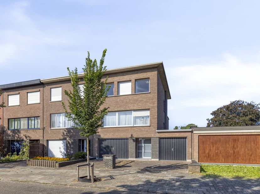 Indeling:<br />
<br />
Gelijkvloers:<br />
- inkomhal (12 m²)<br />
- garage 1 (21,5 m²)<br />
- garage 2 (16,5 m²)<br />
- slaapkamer 1 (11 m²)<br />