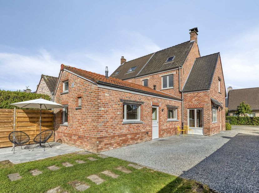 Vous recherchez une maison à vendre à Zulte avec un emplacement calme et un grand jardin ? Alors cette maison familiale située au Groeneweg 23 à Zulte