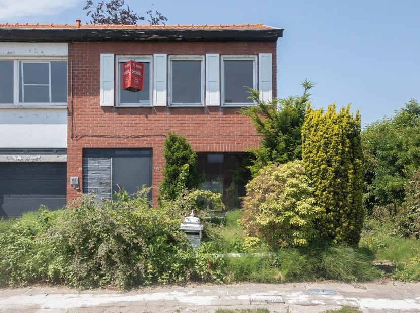TE RENOVEREN HALFOPEN WONING - <br />
<br />
Centraal gelegen te renoveren halfopen woning met gezellige en ruime tuin. De woning vindt u terug op het