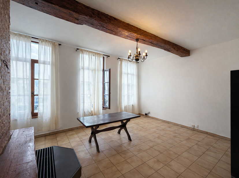 Dans le centre historique de Bruxelles, à deux pas de la Place Saint-Jean et de la Grand-Place, au 1ER étage d’une petite maison, superbe appartement
