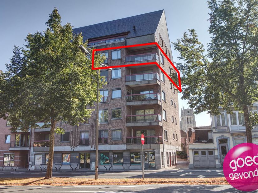Prachtig appartement met 3 slaapkamers, gelegen in het stadscentrum, met garagebox en kelder, alles op wandelafstand. <br />
Riant appartement gelegen