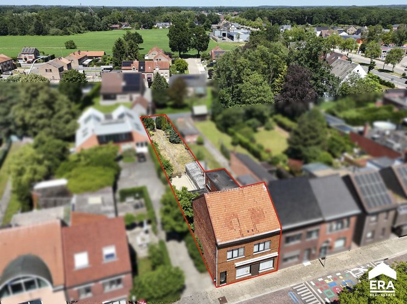À vendre : bien semi-mitoyen à rendement à Kiewit, Hasselt, avec jardin et potentiel commercial. Cette maison familiale à rénover offre un mélange uni