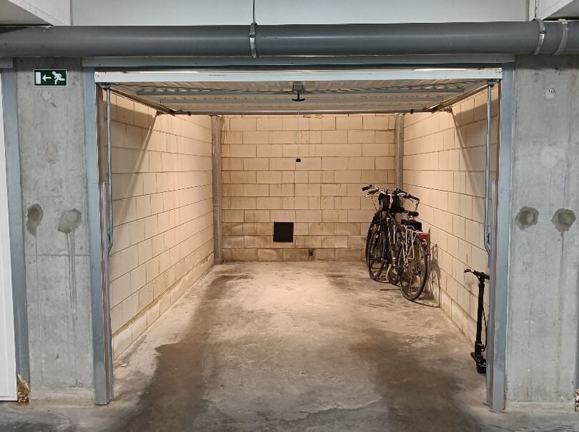 Garage facilement accessible au sous-sol d'une résidence bien entretenue. Il est situé à deux pas de la plage de Zeebrugge, idéal pour le stationnemen