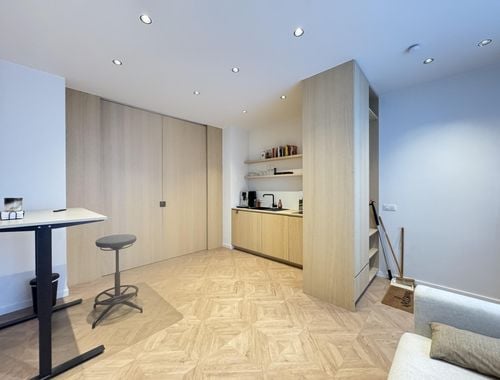                                         Handelsgelijkvloers te huur in Oostende, € 750
