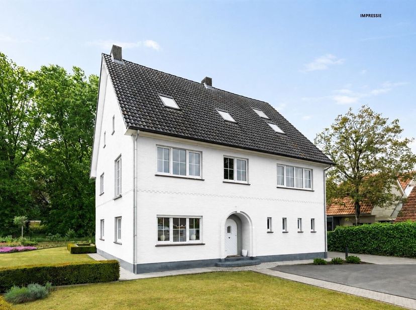 Charmante,  statige woning op 986 m² grond, gelegen in een zeer rustige straat nabij het centrum, scholen en openbaar vervoer. <br />
De woning is gro