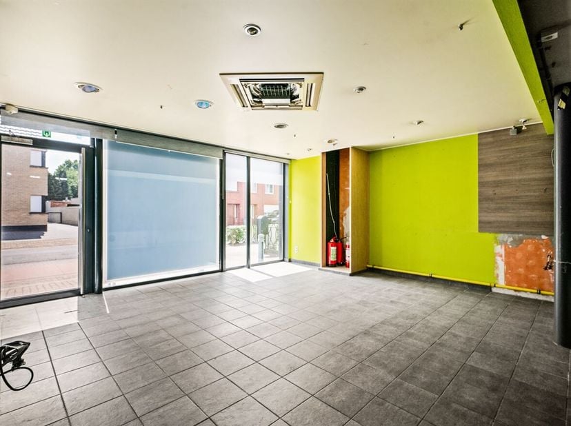 Handelspand van 163m² gunstige ligging met achteringang<br />
Omschrijving:<br />
Dit ruime handelspand met horecafunctie is momenteel praktisch inged