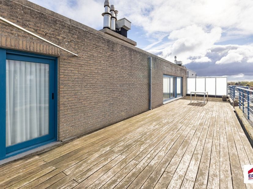 Penthouse te koop in Koksijde  instapklaar &amp; uniek terras van 100m² Dit lichtrijke duplex-penthouse van 94m² biedt een uitzonderlijke woonbeleving aan