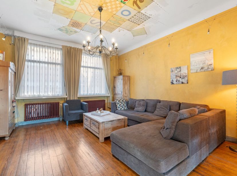 LiggingIn het hart van Zelzate bevindt zich deze prachtige historische woning boordevol charme en authenticiteit. Een uniek pand waar karaktervolle el