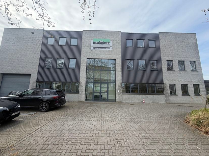 Bâtiment industriel polyvalent – Malines Nord<br />
Bâtiment moderne combinant entrepôt et bureaux, situé dans le parc industriel Noord (Zandvoortstra