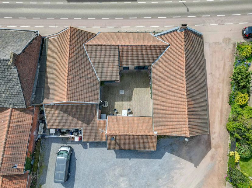 Op een zichtbare locatie langs de Beverststraat bevindt zich dit veelzijdige handelshuis met tal van mogelijkheden voor zelfstandigen, investeerders o