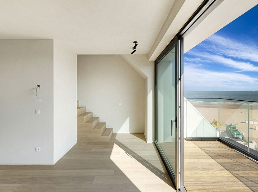 Appartement duplex neuf avec terrasses ensoleillées et une magnifique vue latérale sur la mer, situé sur la plage d'Albert. <br />
Résidence moderne e