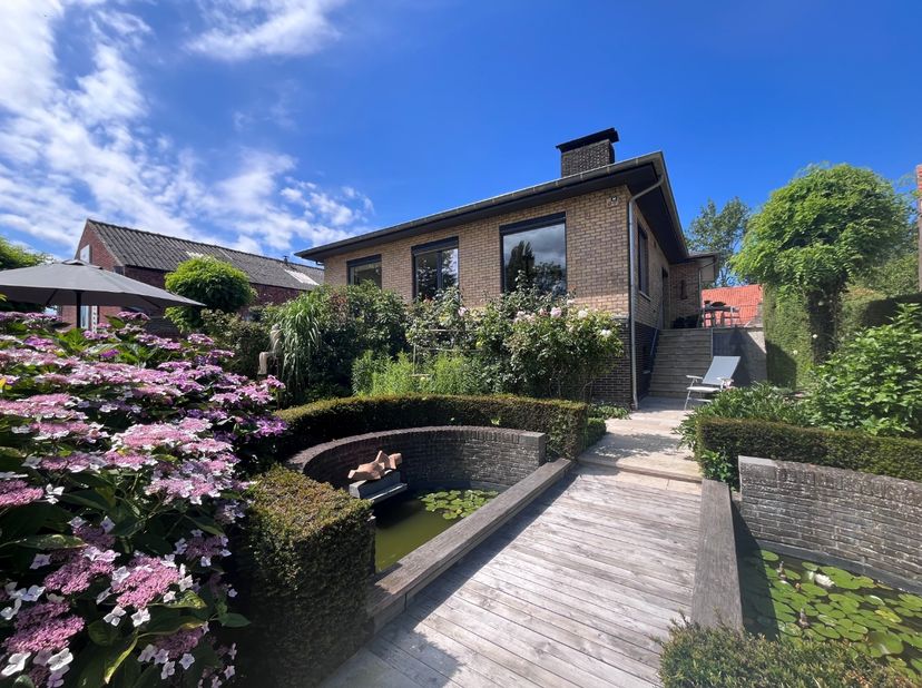Instapklare woning op slechts enkele minuten rijden van het centrum van Oostduinkerke-Dorp.&amp;nbsp;&amp;nbsp;Deze verzorgde woning verwelkomt u via een mooi