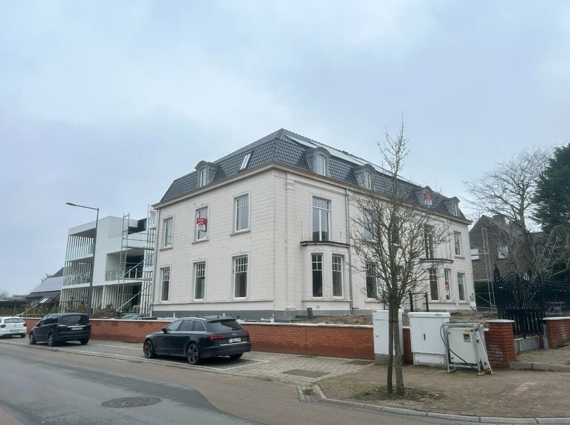 Appartement neuf à louer à Zonnebeke. Il y a aussi la possibilité de louer un garage double avec débarras pour 50 euro/mois. Cet appartement comprend