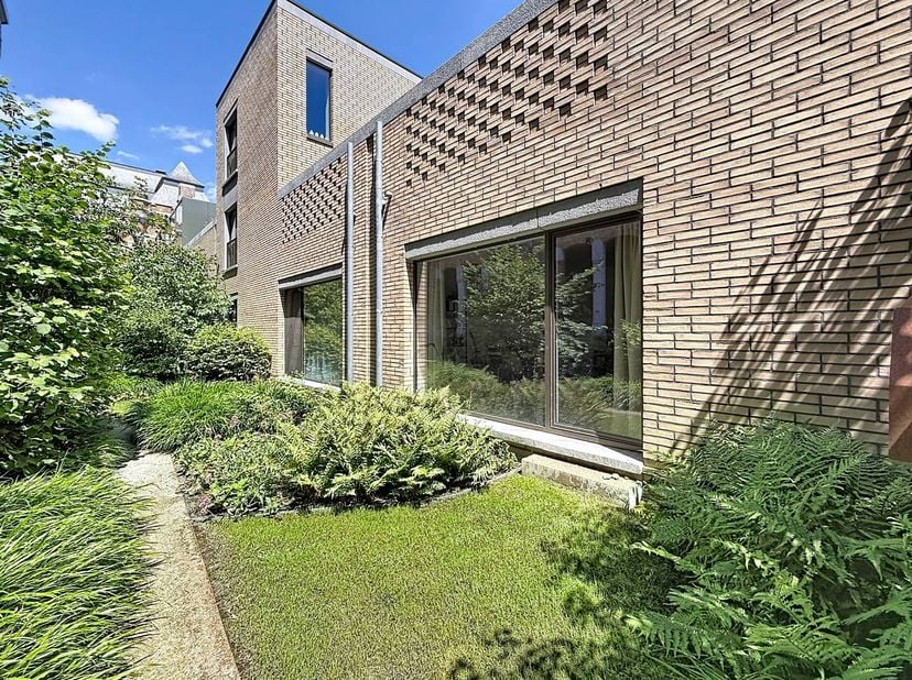 Bienvenue dans cette maison prête à emménager située dans le Kattenberg, à quelques pas du centre de Gand. Cette charmante maison allie confort et car