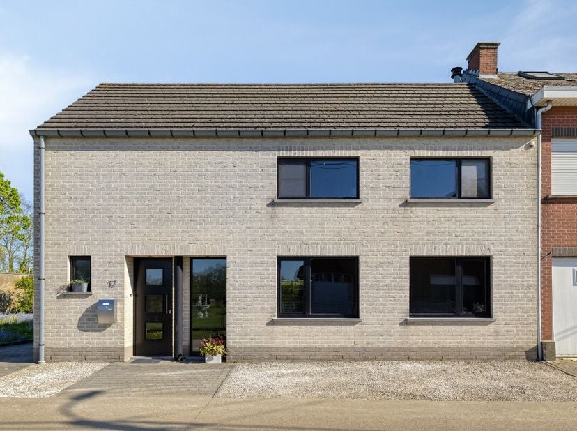 Deze woning combineert hedendaagse architectuur met een warme, functionele indeling. Vanuit zowel de woonkamer als de keuken is er een directe connect