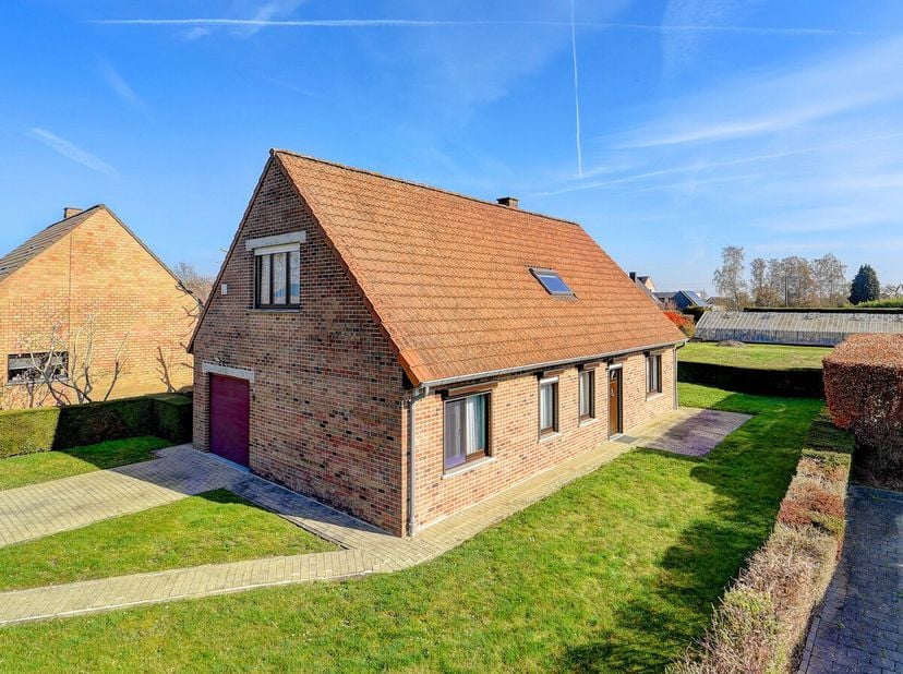 [[ DIT PAND NEEMT DEEL AAN DE ERA OPEN HUIZEN DAG OP 13/6 VAN 14:30 TOT 15:30 ]] Te koop: instapklare open bebouwing in Hoeilaart, gelegen in een rust