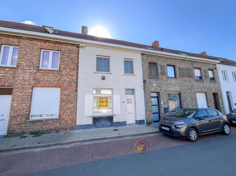 Charmante woning te Wevelgem, zeer goede centrale ligging. inkom, ruime woonkamer, open keuken met zicht op terras. gelijkvloerse badkamer met douche,