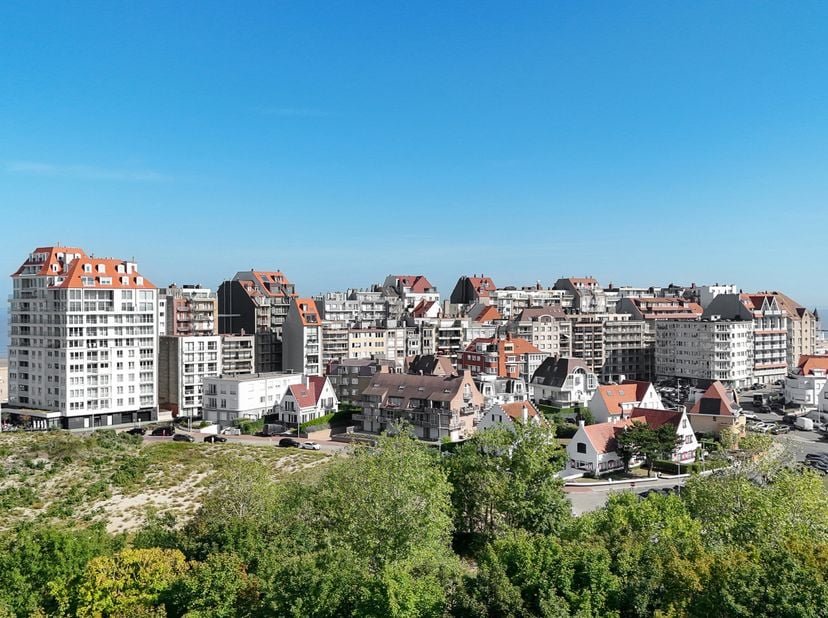 Op slechts enkele passen van de Zeedijk in Duinbergen bevindt zich dit uitzonderlijk groot duplexappartement met vier slaapkamers en een ruim zonneter