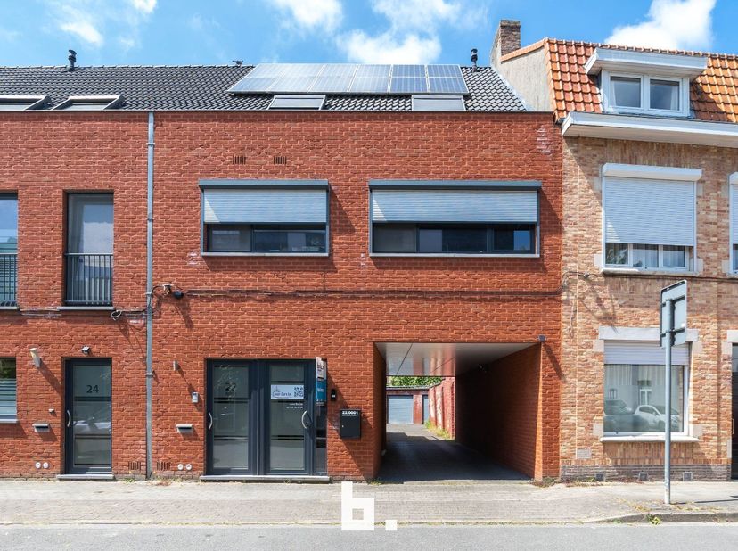 Deze eigendom omvat de gelijkvloerse verdieping en is ingeschreven als handelspand. Vlot bereikbare en interessante commerciële locatie! Deze handels-