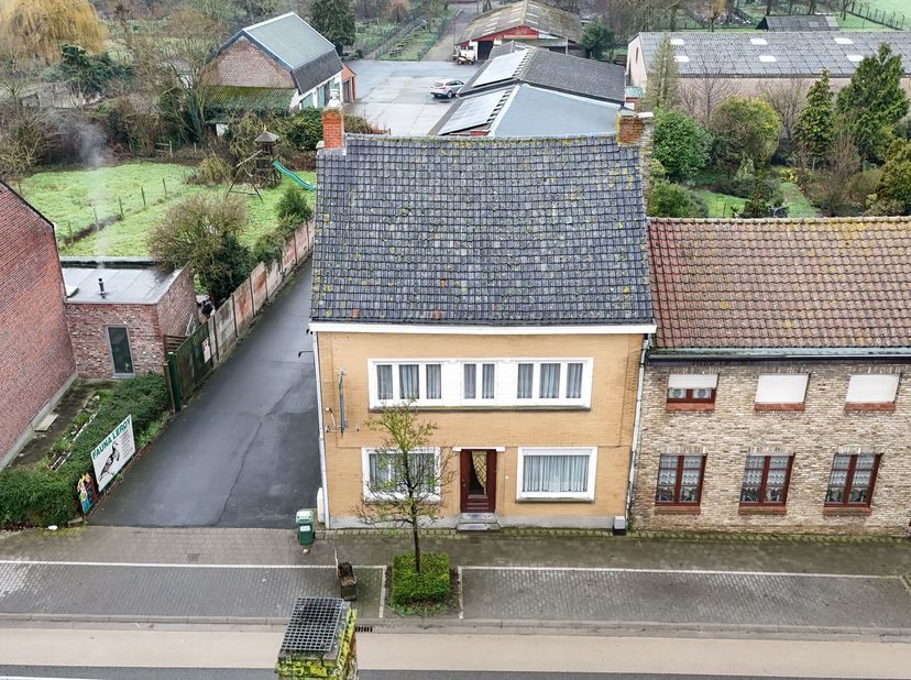 Landelijke woning met eigen landbouwgrond en ruime loodsen<br />
Rustige, privé gelegen hoevewoning op een groot perceel van ca. 27.000 m² (grotendeel