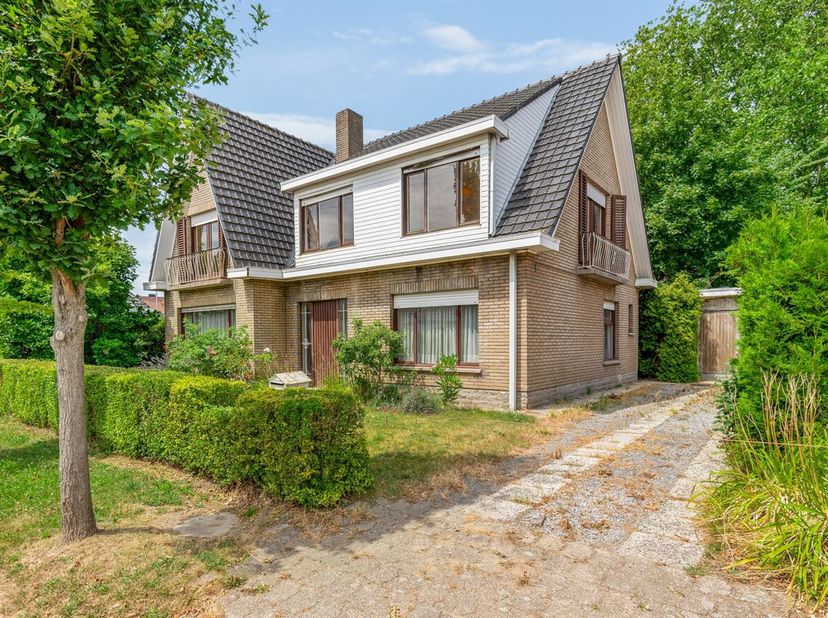 Deze open bebouwing op een perceel van 508m² heeft wat extra aandacht nodig. Dit charmante pand heeft nood aan extra liefde. Het gelijkvloers is voorz