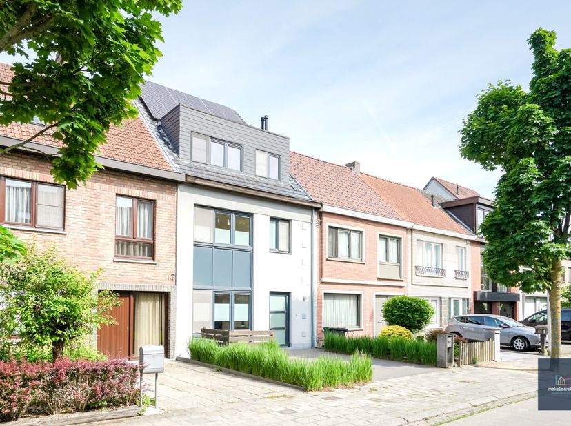 INSCHRIJVEN OP DE WEBSITE : of via deze link https://ap.lc/WGUMu  In een rustige en gegeerde woonbuurt bevindt zich deze verrassend ruime woning, oors