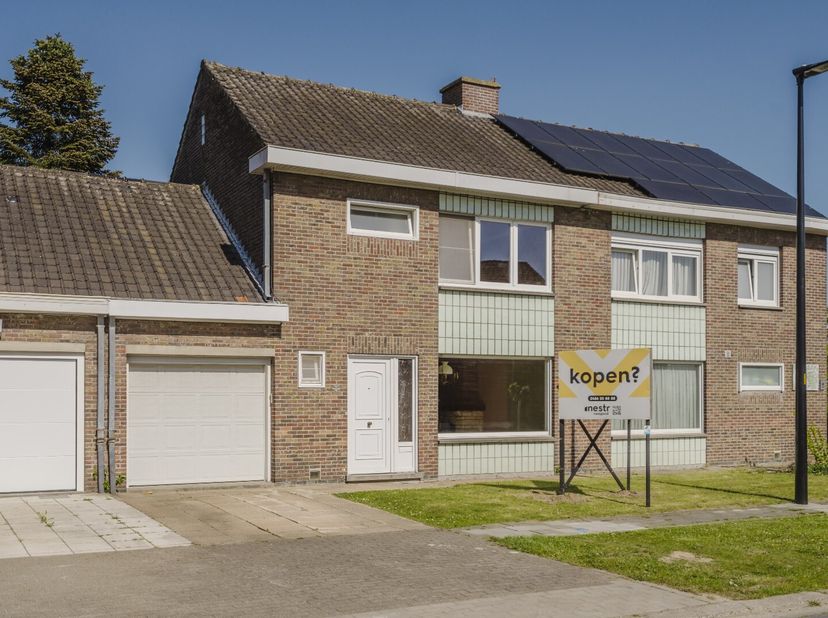 In de rustige Seizoenswijk in Kuurne bevindt zich deze stevige, op te frissen woning die wacht op haar nieuwe eigenaars.<br />
De praktisch ingedeelde