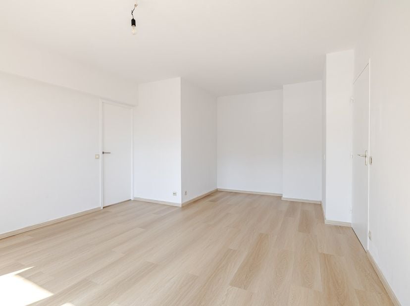 Ontdek dit aangename en lichtrijke appartement, gelegen op de eerste verdieping, met een bewoonbare oppervlakte van 55 m². Dankzij de grote raampartij