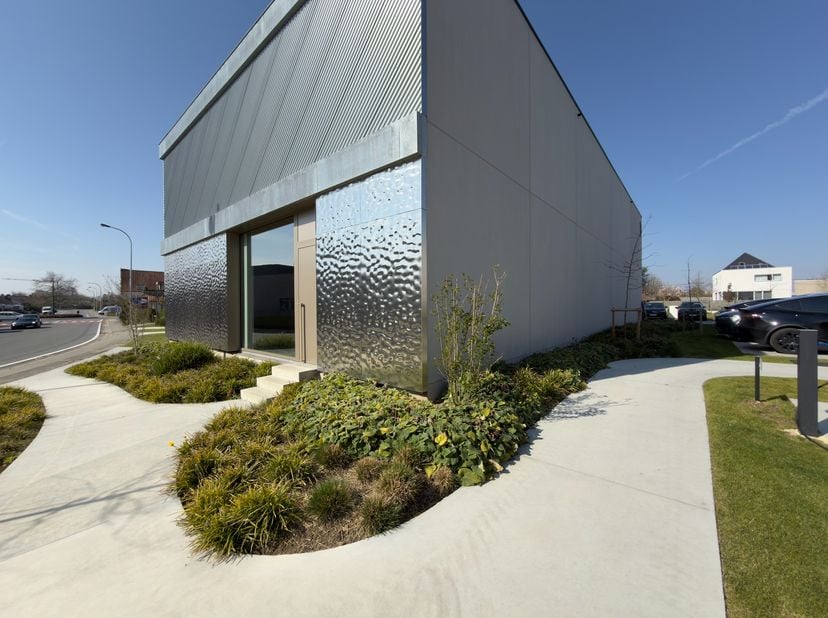 Combinatie van een KMO-unit van 170 m² samen met een volledig ingerichte unit van 288 m² die werd omgevormd tot showroom met kantoren, ideaal gelegen