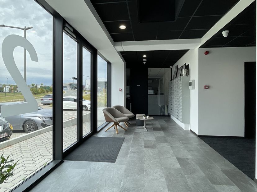 A proximité direct de l'aéroport, dans un Parc d'Affaires et un immeuble neuf aménagé avec goût, luxueux bureau privatif meublé et équipé avec multipl