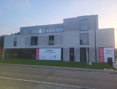                                         Handelsgelijkvloers te huur in Oostham, € 3.417
