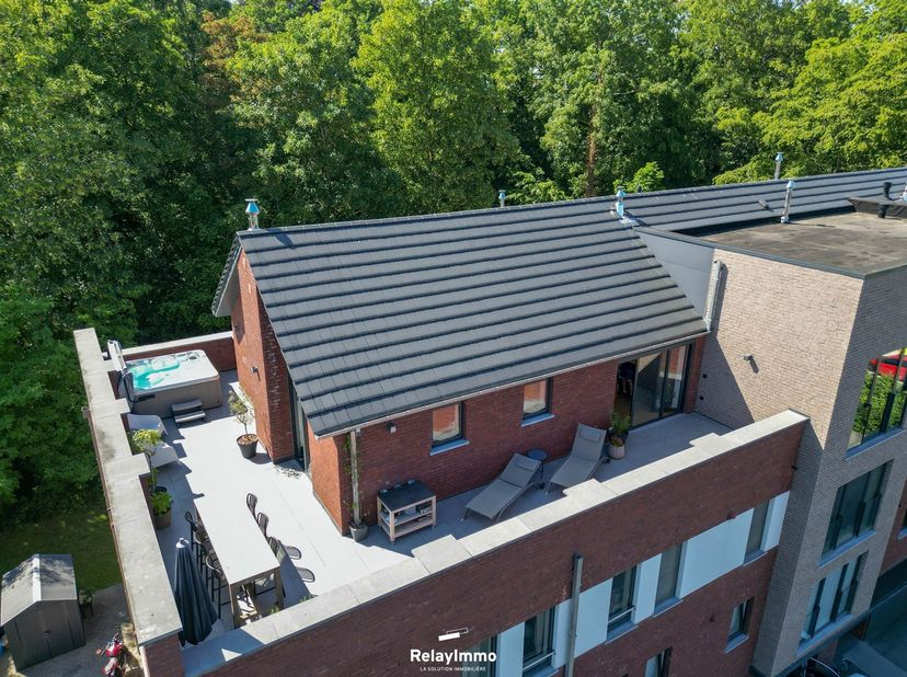 Superbe penthouse en duplex avec ascenseur de 121 m2 avec terrasse de 72 m2 et un appartement de 70 m2. Secteur campagne avec de nombreuses commodités
